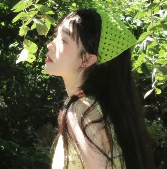 给小酒馆女子喝高杯酒