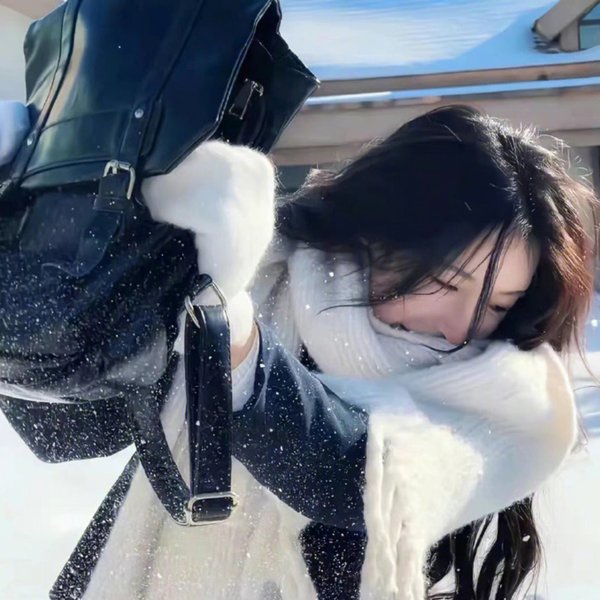 穿风信子蓝的少女